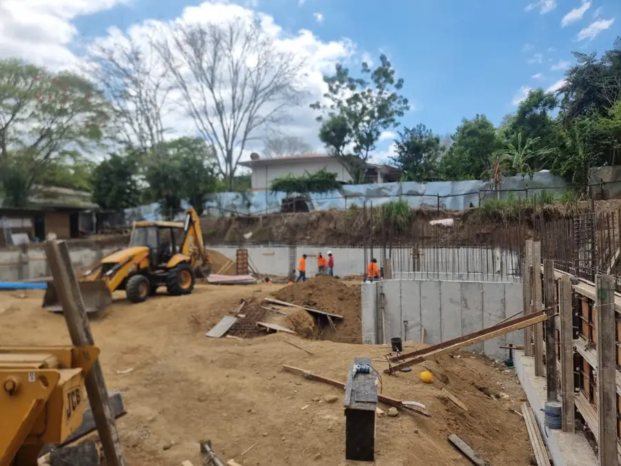 Muros de concreto recién vaciados en la obra de Clayton Lux