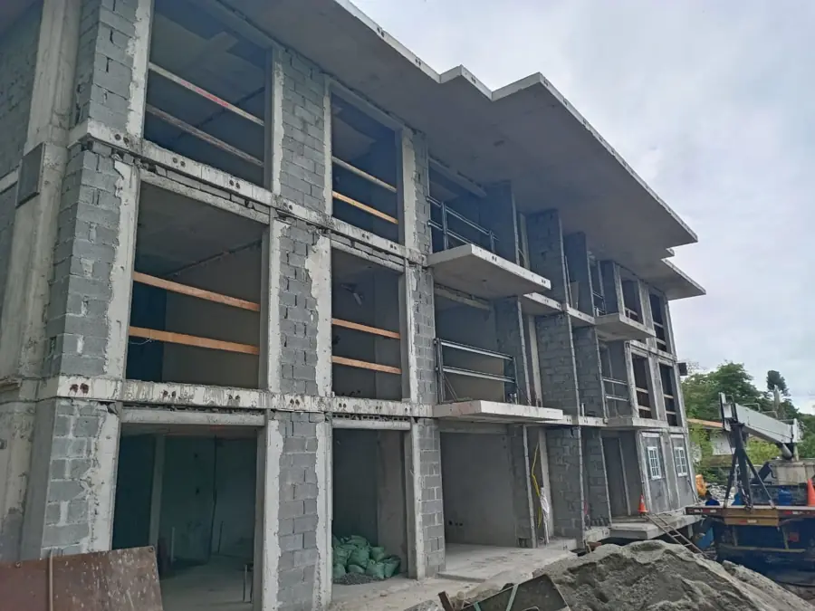 Edificio de Clayton Lux en obra gris, fachada frontal