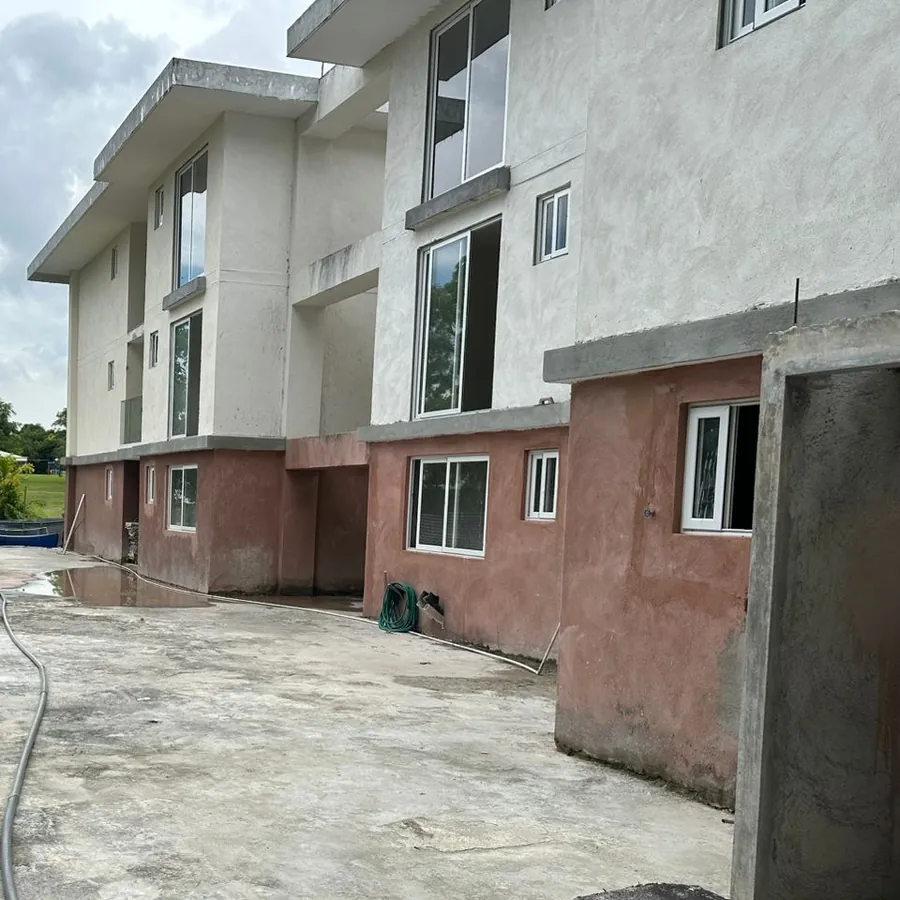 Costado de Clayton Lux con ventanas y balcones instalados