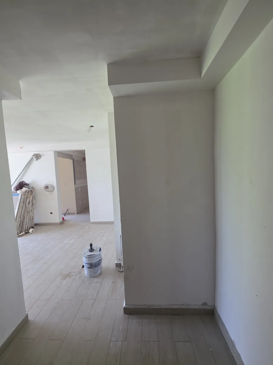 Interior de un apartamento de Clayton Lux con cielo raso y paredes de yeso