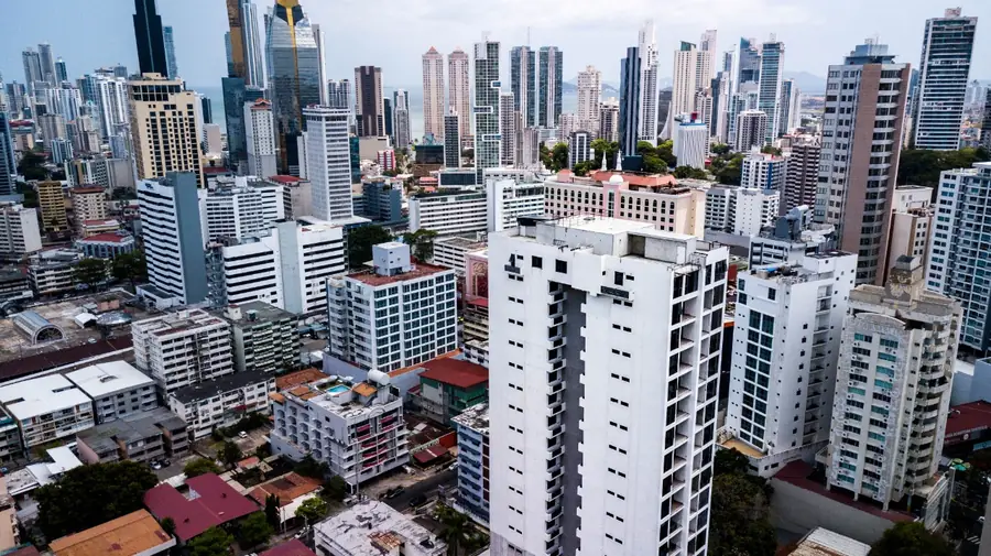 Vista aérea de la torre Sky Swiss en obra, en El Cangrejo, con el horizonte de la Ciudad de Panamá al fondo